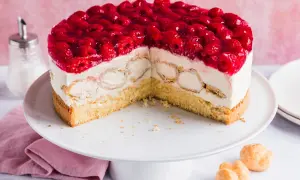 Eine köstliche Windbeutel Torte mit frischen Himbeeren und Sahne. Ein Traum für jeden Kuchenliebhaber!