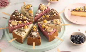 Bunte Cheesecake-Sticks mit Schokolade, Keksen und Popcorn. Ein süßer Genuss für jeden Anlass.