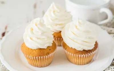 Drei Cupcakes mit cremiger Buttercreme, perfekt für ein einfaches Frosting Rezept.