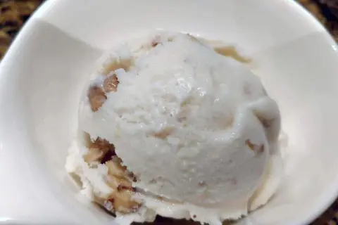 Cremiges Nougat Eis, selbst gemacht, mit Stückchen von Nüssen und Nougat. Ein Genuss!