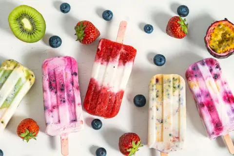 Bunte Eis-Sorten mit Kiwi, Beeren und Maracuja. Ein erfrischender Genuss für heiße Tage.