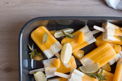 Maracuja Eis am Stiel mit Limette und Minze, erfrischend und fruchtig.