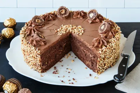 Schokoladentorte mit gehackten Nüssen und Ferrero Rocher Kugeln, eine köstliche Rocher Torte.