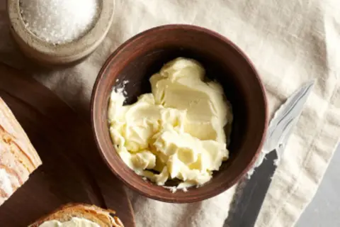 Frisch gemachte Butter in einer Schale, bereit zum Genuss. So einfach kann Butter selber machen sein!