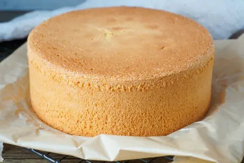 Perfekter Biskuitboden, bereit für Ihr nächstes biskuitboden rezept. Luftig und goldbraun, wartet er darauf, verziert zu werden.