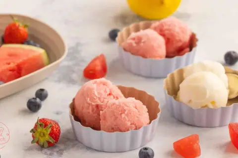 Erfrischende Sorbet Rezepte: Wassermelone, Erdbeer & Zitrone in Schälchen, garniert mit frischen Beeren und Fruchtstücken.