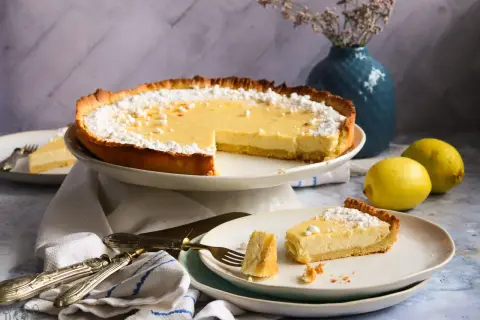 Ein köstliches Zitronentarte Rezept, das Lust auf mehr macht. Frisch, zitronig und perfekt für jeden Anlass.