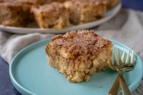 Ein Stück saftiger Apfelkuchen mit Zimtstreuseln, perfekt für ein gemütliches apfelkuchen rezept.
