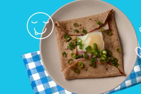 Herzhaftes Galettes Rezept: Buchweizen-Crêpe gefüllt mit Ei, Schinken und Frühlingszwiebeln. Ein Genuss!