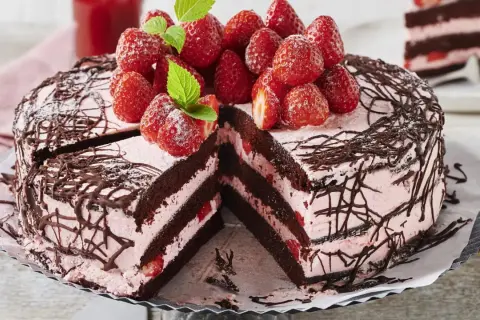 Eine köstliche Erdbeer Schoko Torte mit frischen Erdbeeren und zarter Schokoladendekoration.