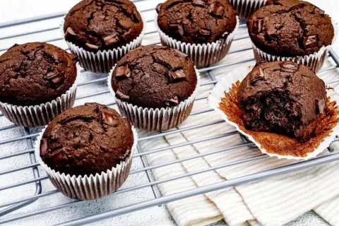 Schokoladenmuffins mit Schokostückchen, perfekt für einen Kindergeburtstag. Einer wurde schon probiert!
