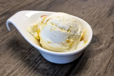 Cremiges Vanilleeis mit Honig-Swirls in einer weißen Schale. Perfekt, wenn du Lust hast, eispulver selber machen.