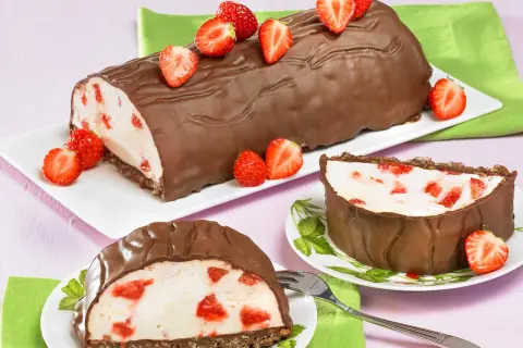 Schokoladenrolle mit Joghurt-Erdbeer-Füllung, garniert mit frischen Erdbeeren. Eine köstliche Joghurette Torte für den Sommer.