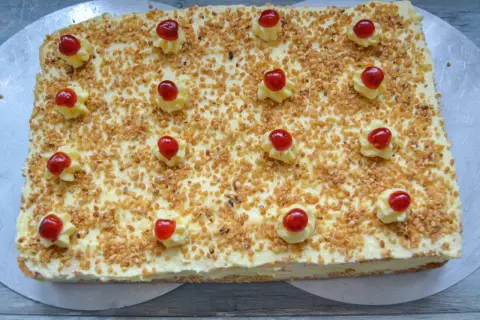 Rechteckiger Kuchen mit Buttercreme, gehackten Nüssen und Kirschen, wie Frankfurter Kranz Schnitten.