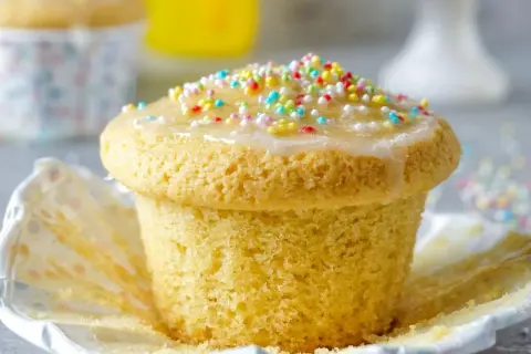 Ein Fanta Muffin mit Zuckerguss und bunten Streuseln, bereit zum Genießen.