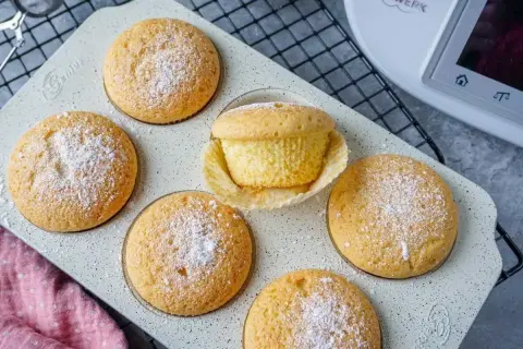 Leckere Muffins, frisch aus dem Thermomix, mit Puderzucker bestäubt.