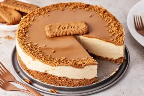 Ein köstlicher Biscoff Cheesecake mit Karamellglasur und Keksbröseln, dekoriert mit einem Lotus-Keks.