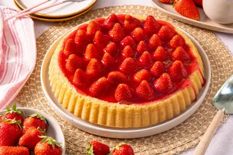Ein köstlicher Erdbeerboden mit frischen Erdbeeren und Gelee. Dieses Erdbeerboden Rezept ist ein Genuss!