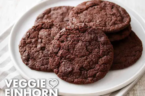 Saftige, schokoladige vegane Kekse auf einem Teller. Perfekt für alle, die auf tierische Produkte verzichten möchten.