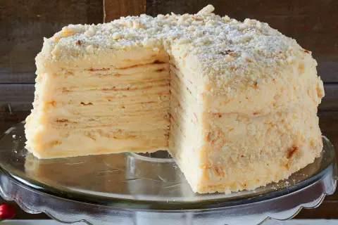 Schichtkuchen mit vielen dünnen Teigplatten und cremiger Füllung, bestreut mit Krümeln. Ein köstlicher Napoleon Torte.