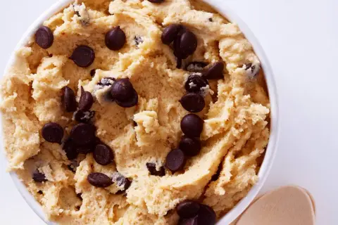 Schüssel voller leckerem Cookie Dough Rezept mit Schokostückchen. Perfekt zum Naschen oder Backen.