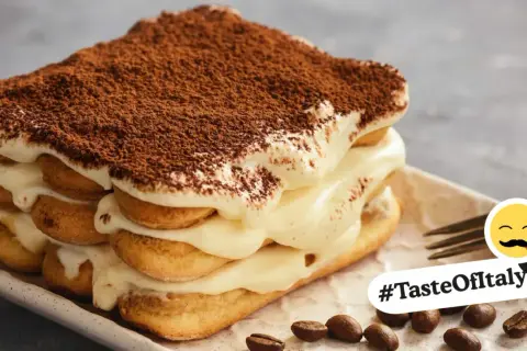 Ein köstliches Tiramisu, perfekt für Ihre Tiramisu Rezepte. Mit Löffelbiskuits, cremiger Mascarpone und Kakaopulver bestäubt. #TasteOfItaly
