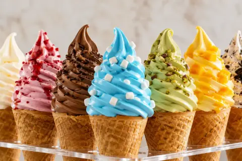 Bunte Softeis-Sorten in Waffeln, von Vanille bis Schoko, mit Toppings. Perfekt, um eisbindemittel selber machen zu lernen!