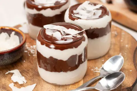 Schokoladen-Kokos-Traum: Ein köstliches Dessert im Glas mit cremiger Schicht und Kokosflocken.