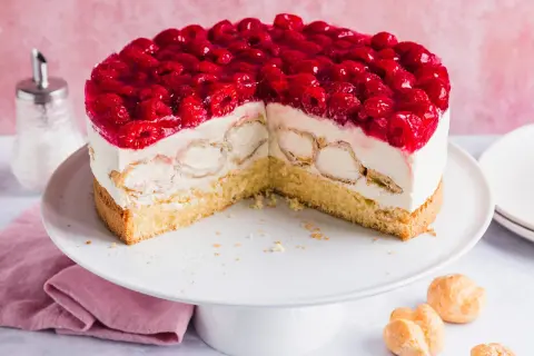 Eine köstliche Windbeutel Torte mit frischen Himbeeren und Sahne. Ein Traum für jeden Kuchenliebhaber!