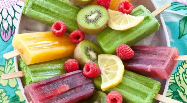 Bunte Fruchteis-Sorten, perfekt zum Wassereis selber machen. Mit Kiwi, Himbeeren und Zitrone.