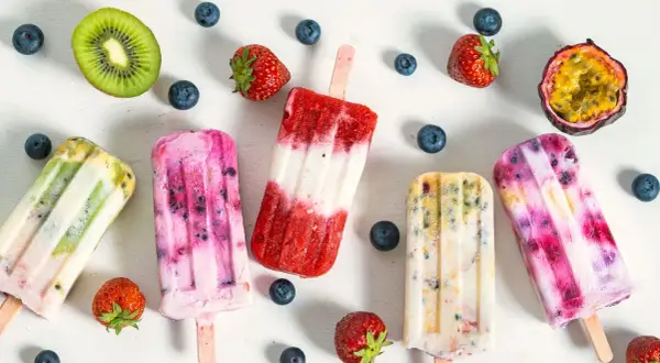 Bunte Eis-Sorten mit Kiwi, Beeren und Maracuja. Ein erfrischender Genuss für heiße Tage.