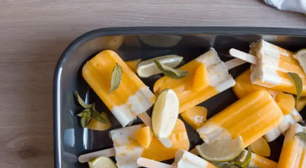 Maracuja Eis am Stiel mit Limette und Minze, erfrischend und fruchtig.