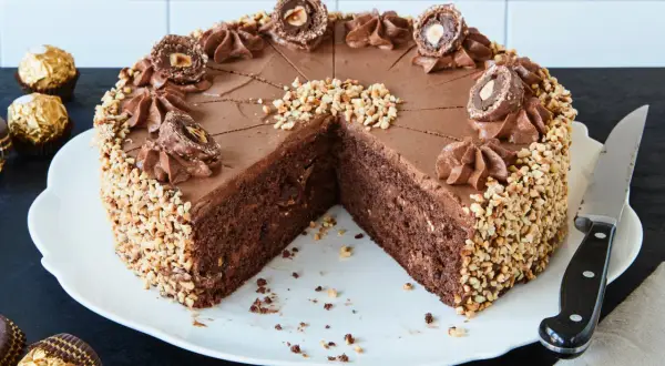 Schokoladentorte mit gehackten Nüssen und Ferrero Rocher Kugeln, eine köstliche Rocher Torte.