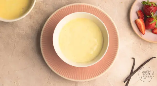 Cremiger Vanillepudding, perfekt zum vanillepudding selber machen. Dazu frische Erdbeeren und Vanilleschoten.