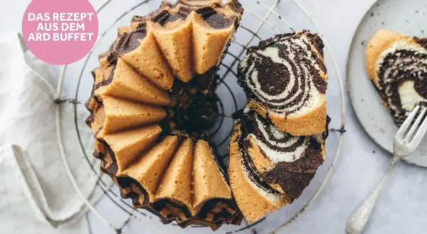 Ein köstlicher Zebrakuchen, perfekt für das nächste Kaffeekränzchen. Hier ist das Zebrakuchen Rezept!