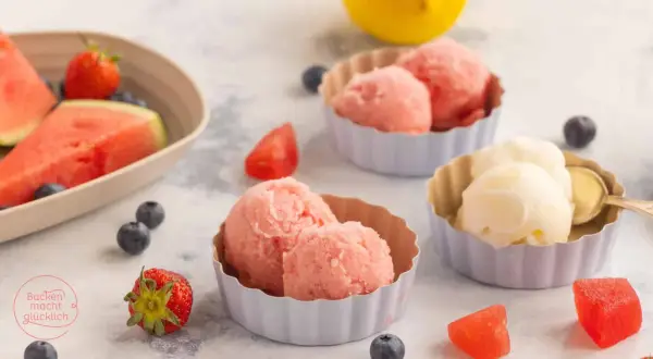 Erfrischende Sorbet Rezepte: Wassermelone, Erdbeer & Zitrone in Schälchen, garniert mit frischen Beeren und Fruchtstücken.