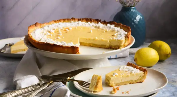 Ein köstliches Zitronentarte Rezept, das Lust auf mehr macht. Frisch, zitronig und perfekt für jeden Anlass.