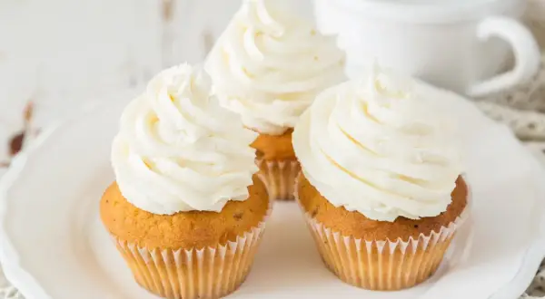 Drei Cupcakes mit cremiger Buttercreme, perfekt für ein einfaches Frosting Rezept.