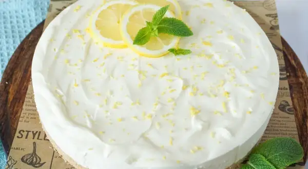 Cremige Mascarpone Torte mit Zitronenscheiben und Minze, bestreut mit Zitronenschale. Ein Genuss für jeden Anlass.