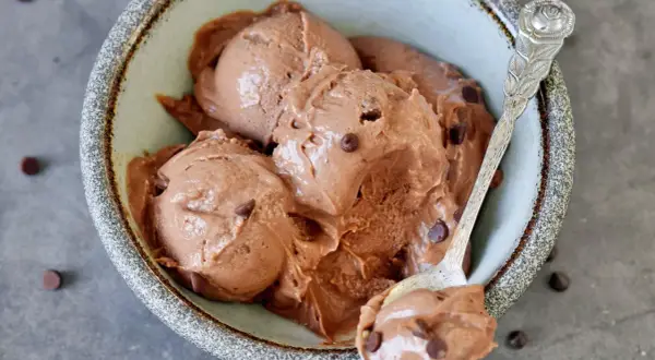 Cremiges schokoladen eis mit zartschmelzenden Schokostückchen in einer rustikalen Schale, bereit zum Genießen.
