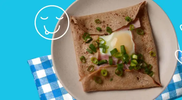 Herzhaftes Galettes Rezept: Buchweizen-Crêpe gefüllt mit Ei, Schinken und Frühlingszwiebeln. Ein Genuss!