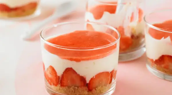 Erfrischendes Erdbeer-Dessert im Glas mit frischen Erdbeeren, cremiger Schicht und fruchtigem Topping. Ein Genuss für Augen und Gaumen.