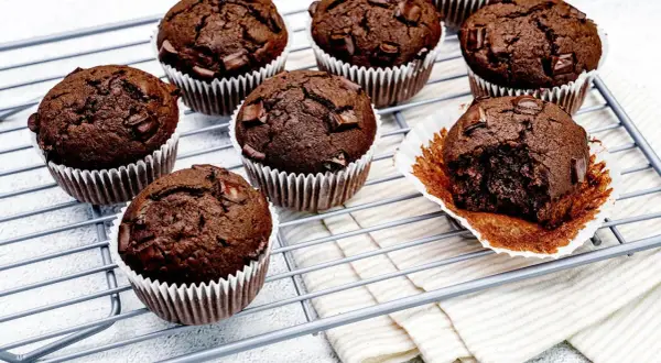 Schokoladenmuffins mit Schokostückchen, perfekt für einen Kindergeburtstag. Einer wurde schon probiert!