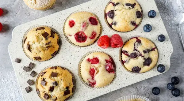 Saftige Muffins mit Schokolade, Himbeeren und Blaubeeren im Muffinblech. Ein köstliches Muffins Rezept für jeden Anlass.