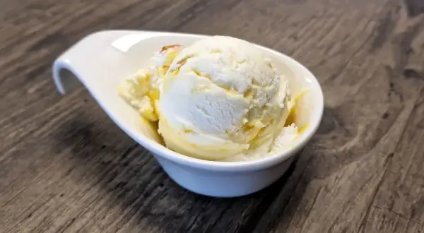 Cremiges Vanilleeis mit Honig-Swirls in einer weißen Schale. Perfekt, wenn du Lust hast, eispulver selber machen.