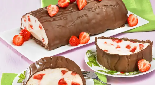 Schokoladenrolle mit Joghurt-Erdbeer-Füllung, garniert mit frischen Erdbeeren. Eine köstliche Joghurette Torte für den Sommer.