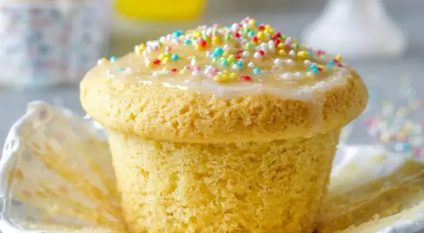 Ein Fanta Muffin mit Zuckerguss und bunten Streuseln, bereit zum Genießen.