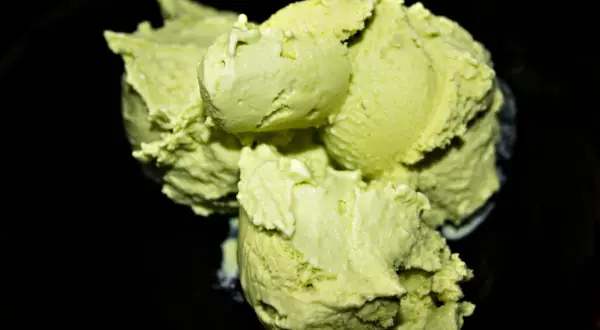 Ein Berg aus cremigem, hellgrünem Eis, das aussieht, als wäre die eisbasis selber machen eine tolle Idee gewesen.