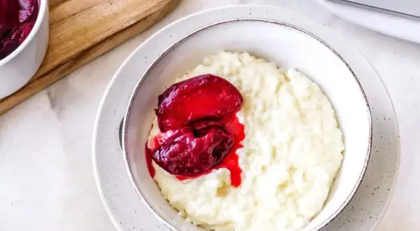 Cremiger Milchreis, perfekt zubereitet im Thermomix, mit süßen roten Früchten garniert. Ein Genuss!