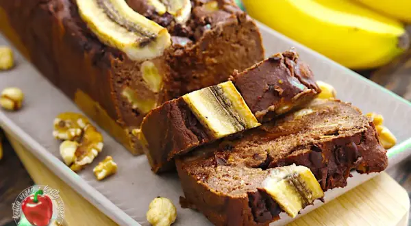 Saftiger gebackener Bananenkuchen mit Nüssen und Bananenscheiben obendrauf. Ein Genuss für jeden Tag.